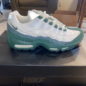 Nike Aix Max 95' . Never Worn . Size 7 (Men) WM 5